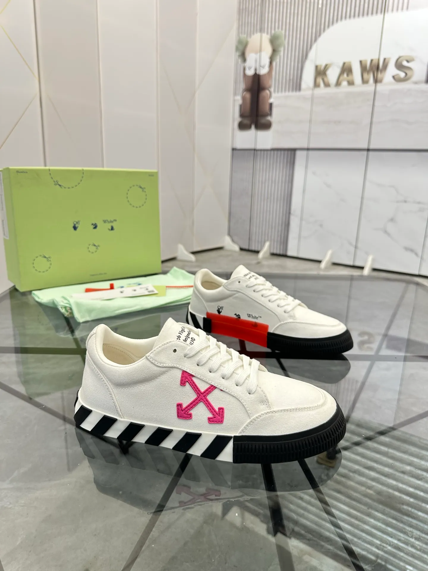 Selling men's shoes 💰: 💰P440¥ Product trademark: OFF WHITE *"OFF WHITE*" low-top casual shoes Regular size: 35-45 (can be customized to 46) Couple style Product materials: original material from the upper counter, breathable lining, original outsole. No.: H203